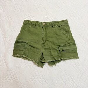 Indigo Rising Women’s Camo Green Cargo Shorts. Size 7